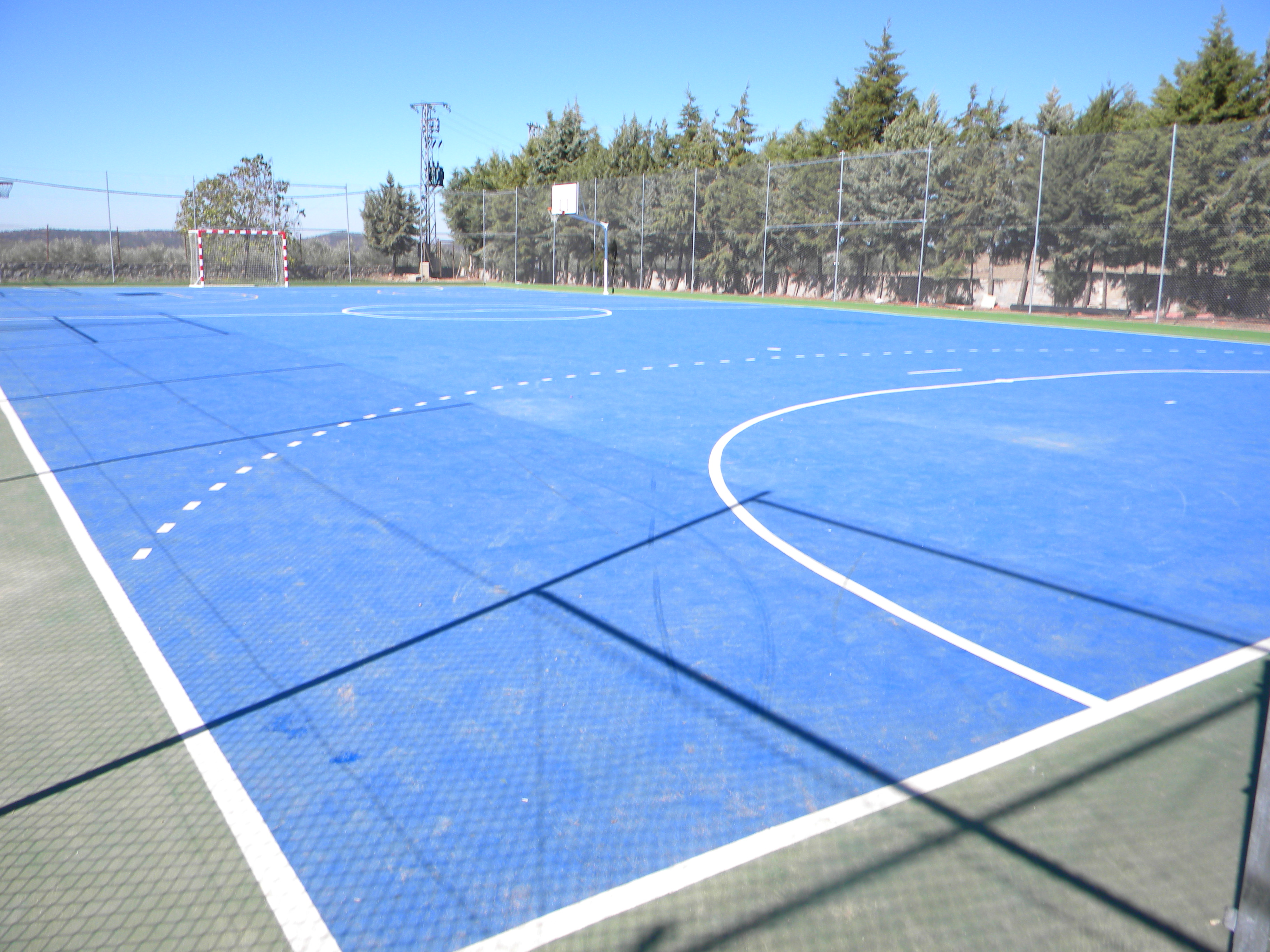 Las pistas polideportivas del campo de fútbol, satisfacen la demanda de instalaciones en la localidad.