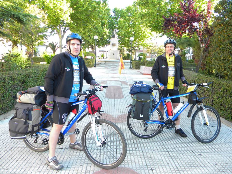 Don Mendo y Nuño hacen el camino de Santiago en bicicleta